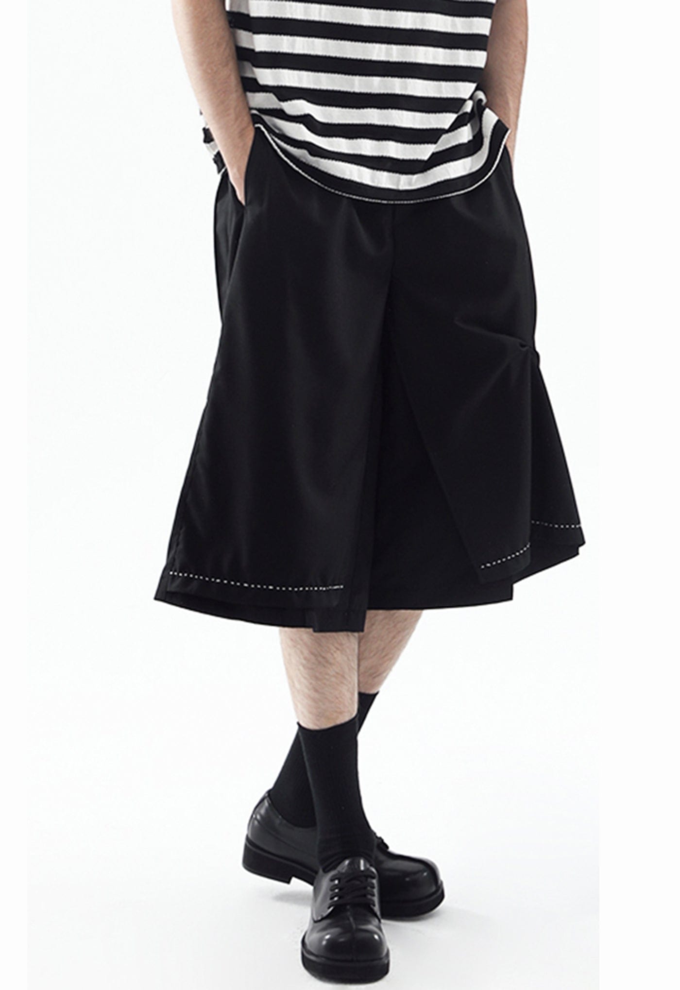 Wide-cut Contrast Shorts