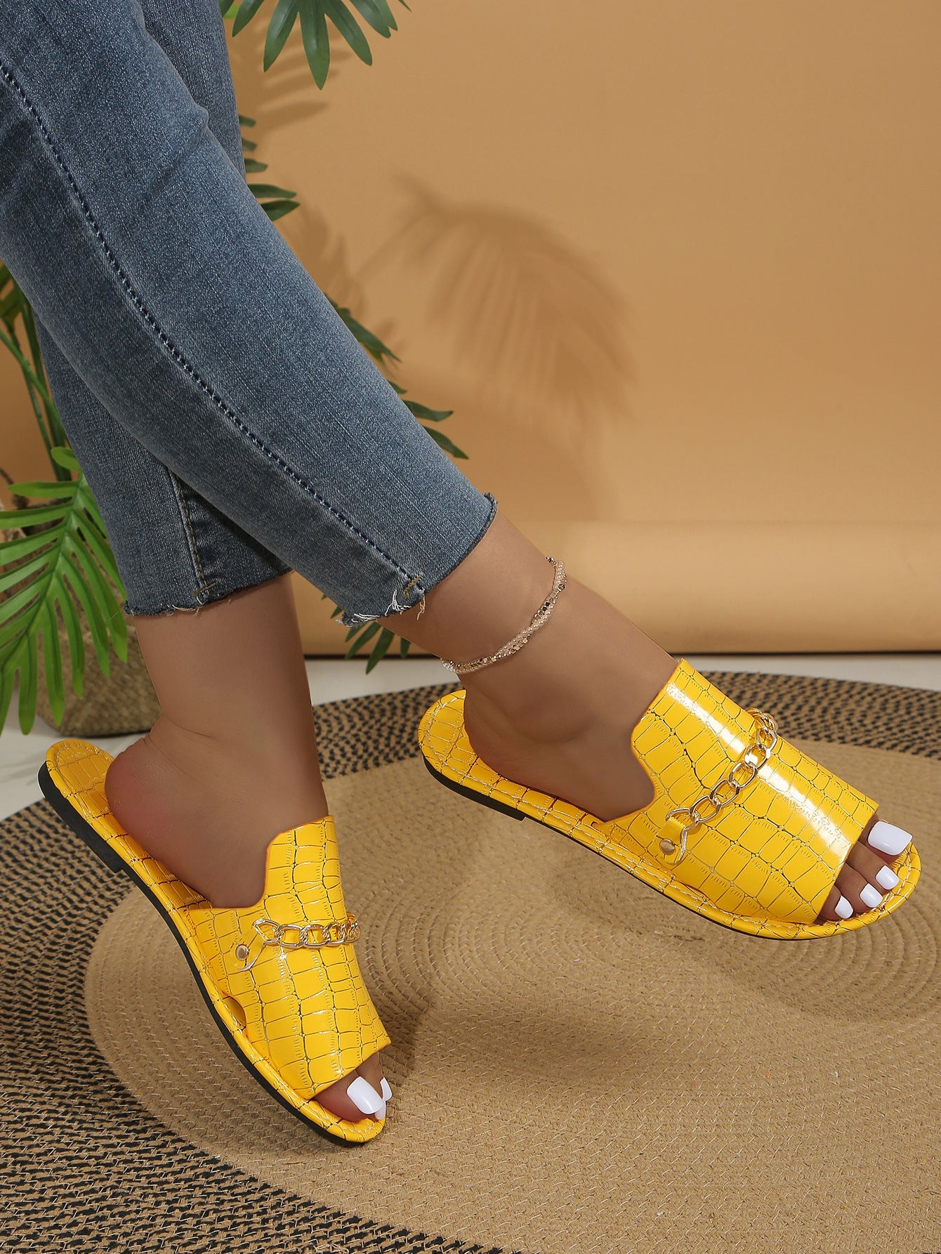 Flat Beach Sandals With Chain Accessories