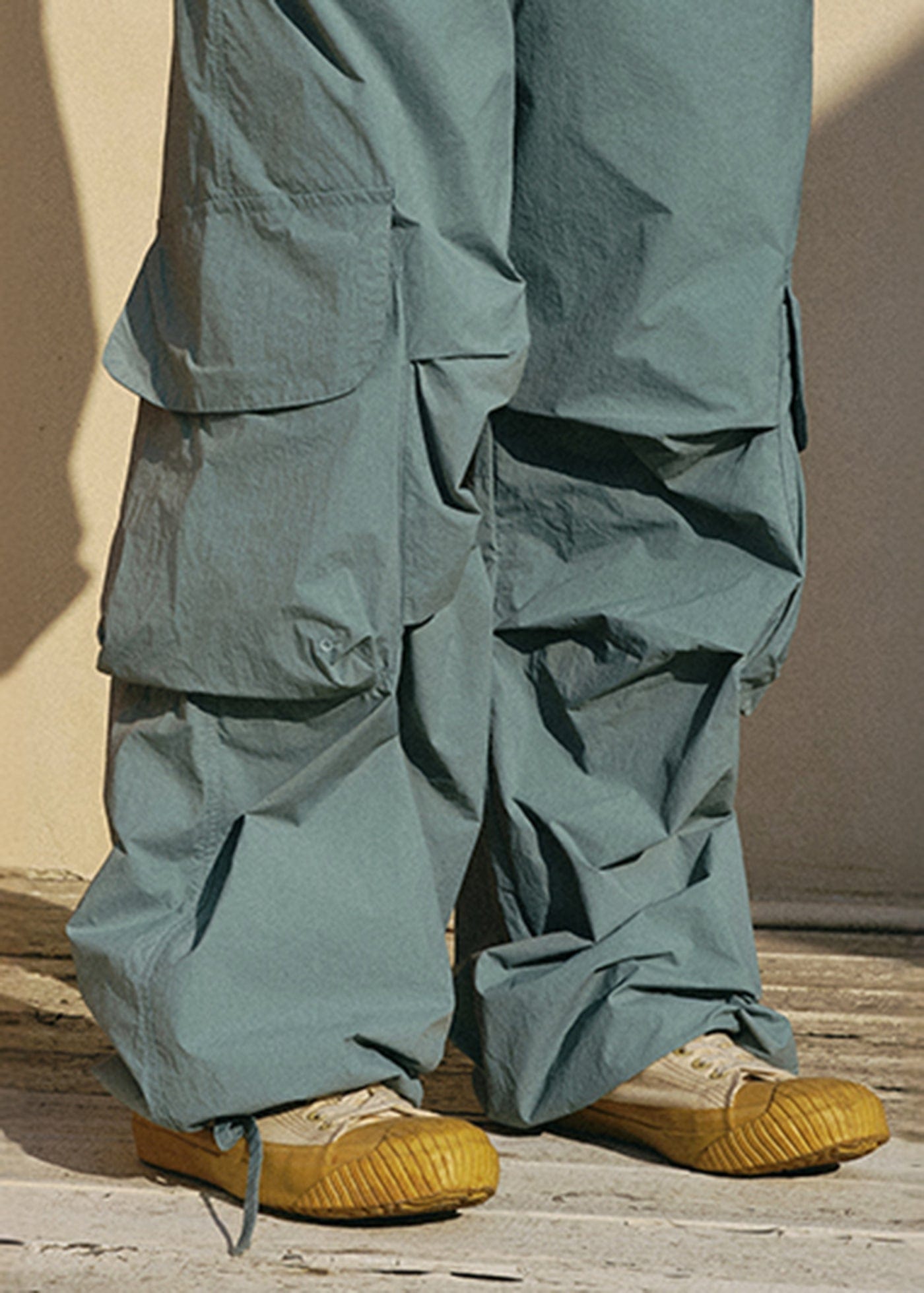 Multiple Pocket Wide-leg Cargo Pants