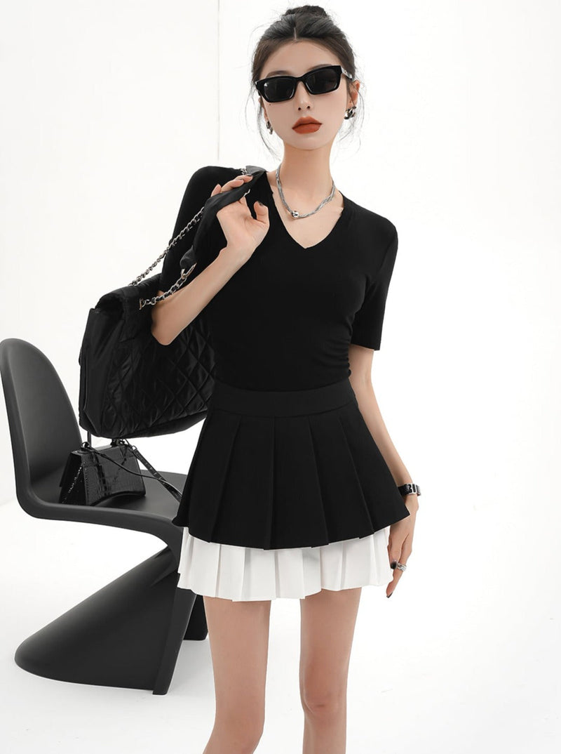 Sleek Black V-neck T-shirt - Fitted Short Sleeve Basic Tee