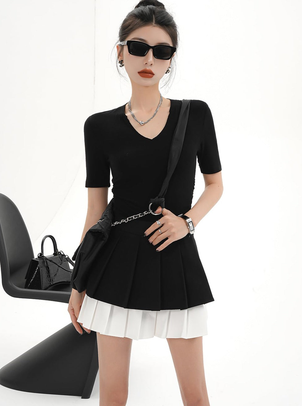 Sleek Black V-neck T-shirt - Fitted Short Sleeve Basic Tee