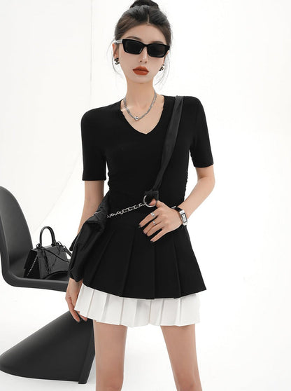 Sleek Black V-neck T-shirt - Fitted Short Sleeve Basic Tee