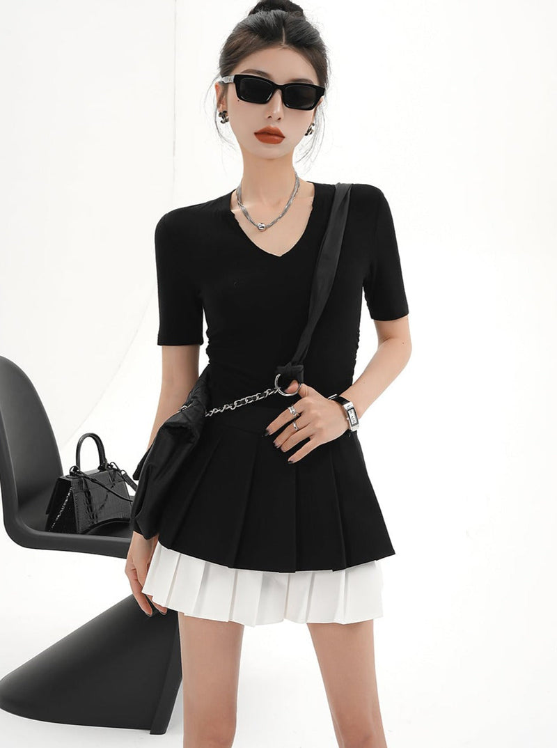 Sleek Black V-neck T-shirt - Fitted Short Sleeve Basic Tee
