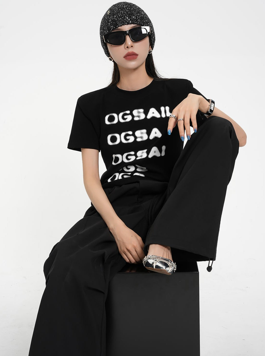 Graphic Logo Tee - Short Sleeve Crew Neck T-shirt