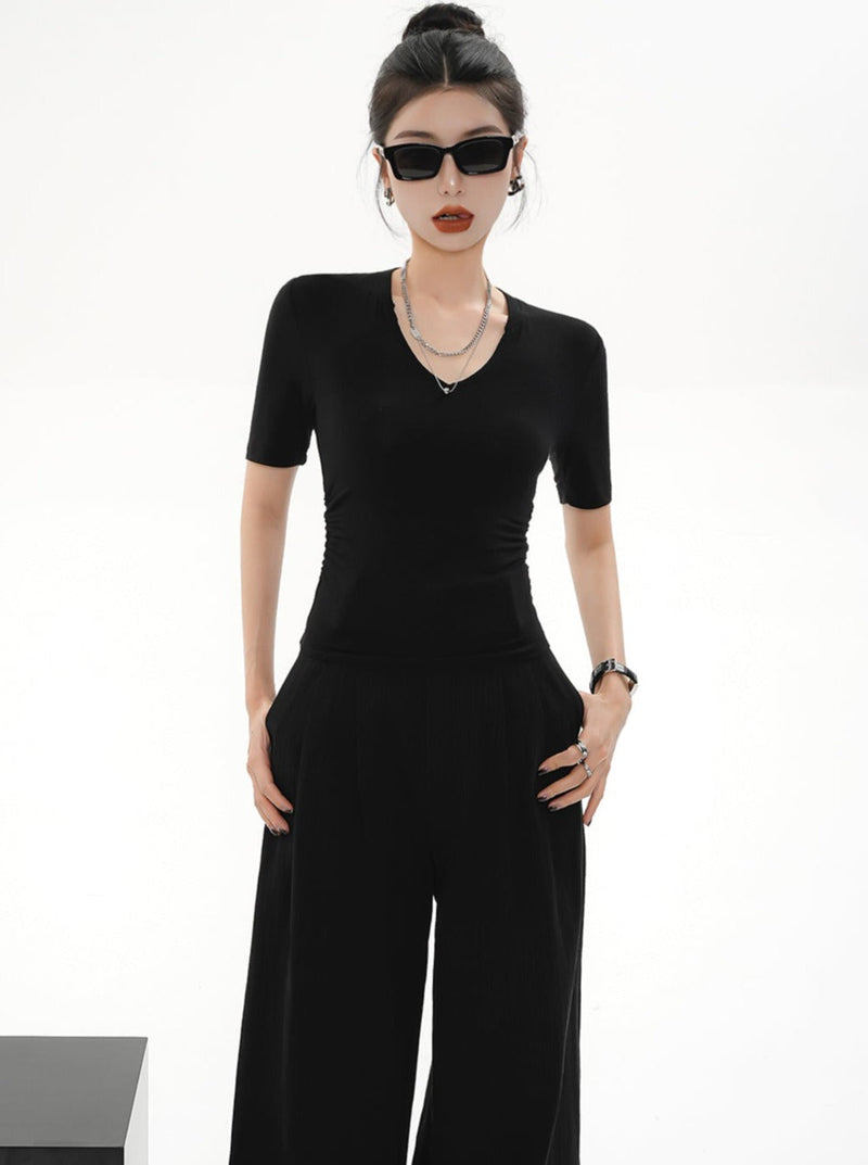 Sleek Black V-neck T-shirt - Fitted Short Sleeve Basic Tee