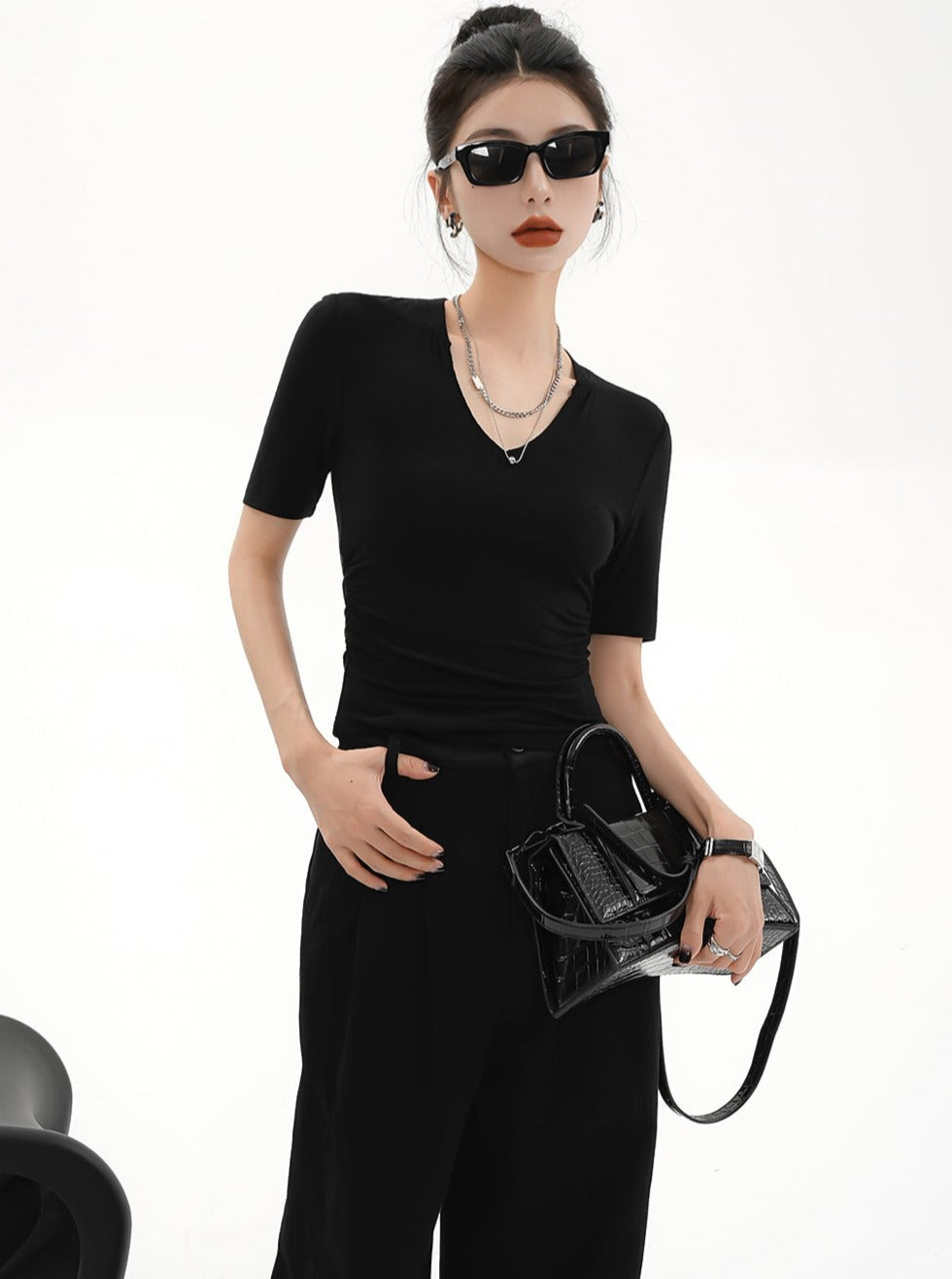 Sleek Black V-neck T-shirt - Fitted Short Sleeve Basic Tee