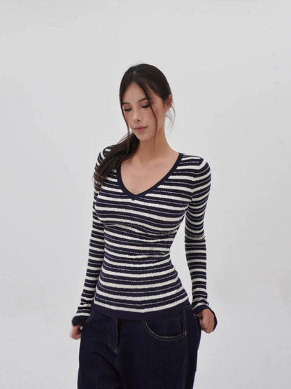 Low V-neck Slim-fit Long Sleeve Sweater
