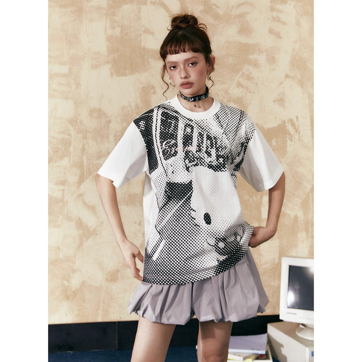 Ezek Artistic Halftone Print White Oversized T-shirt and Gray Pleated Mini Skirt Set - Urban