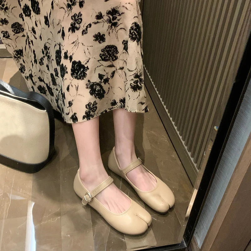 New Split Toe Tabi Shoes Buckle Mary Janes Shoes Flats Chaussure Femme Leisure Shoes Zapatos De Mujer