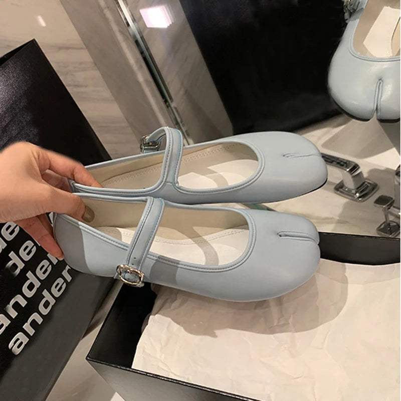 New Split Toe Tabi Shoes Buckle Mary Janes Shoes Flats Chaussure Femme Leisure Shoes Zapatos De Mujer