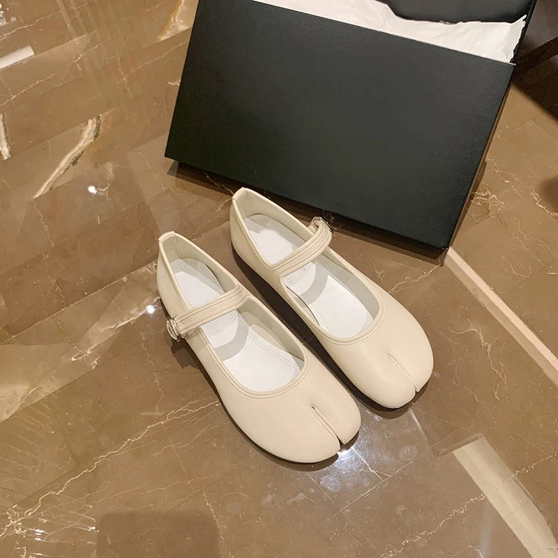 New Split Toe Tabi Shoes Buckle Mary Janes Shoes Flats Chaussure Femme Leisure Shoes Zapatos De Mujer