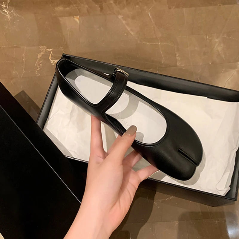 New Split Toe Tabi Shoes Buckle Mary Janes Shoes Flats Chaussure Femme Leisure Shoes Zapatos De Mujer