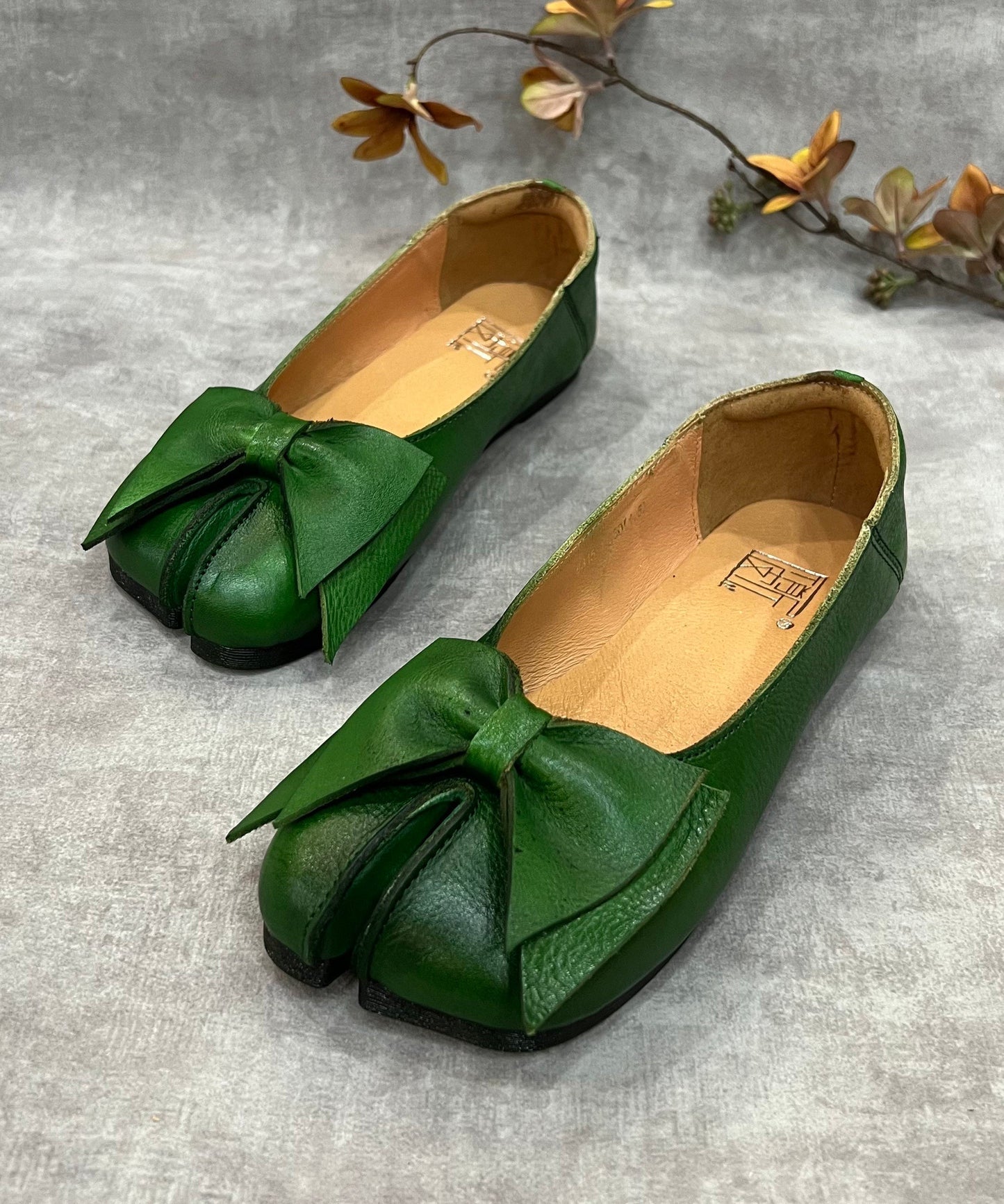 Green Bow Split Toe Cowhide Leather Flat Shoes for Rt1043