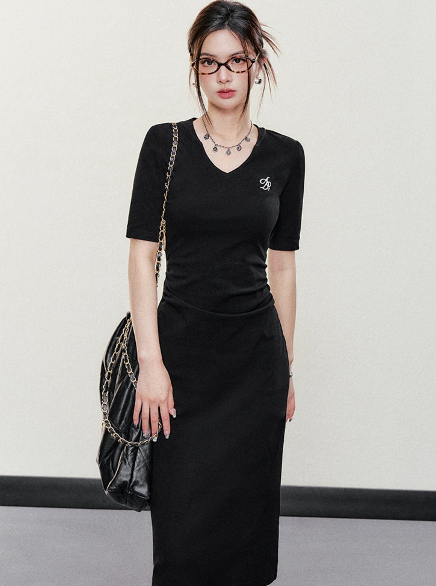 Sleek V-neck Midi Dress: Figure-hugging Bodycon With Elbow-length Sleeves in Heather Gray and Black