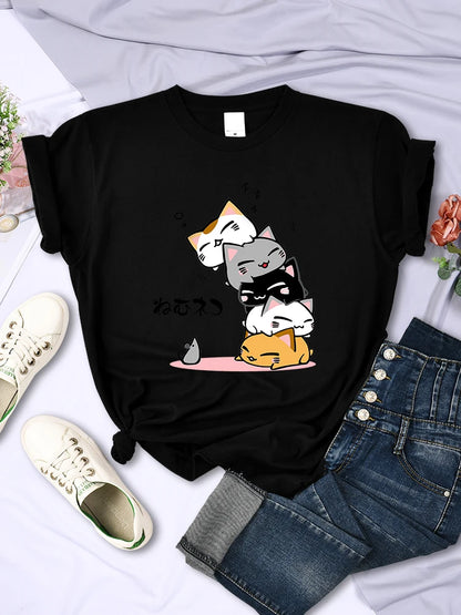 Stacked Cats Sleeping Don’t See the Mouse Print T-shirt Comfortable Soft Tops Creativity Womans Tee Clothing